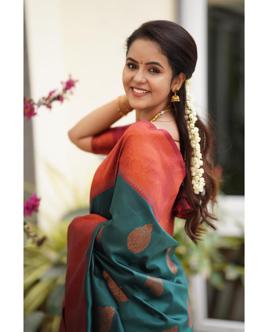 Trendy Women’s Rich Contrast Pallu Traditional Lichi Silk Saree