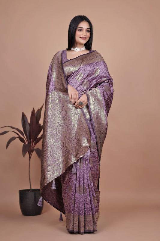 💜Lavender Banarasi Silk Saree with Gold Zari Butti and Majestic Pallu 💜✨
