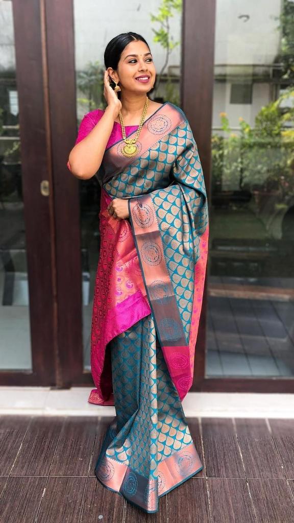 Elegant Women Dual Tone Kanjivaram Silk Saree with Rich Zari Pallu