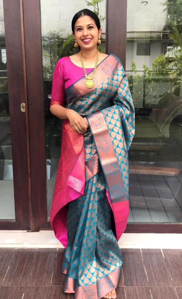 Elegant Women Dual Tone Kanjivaram Silk Saree with Rich Zari Pallu