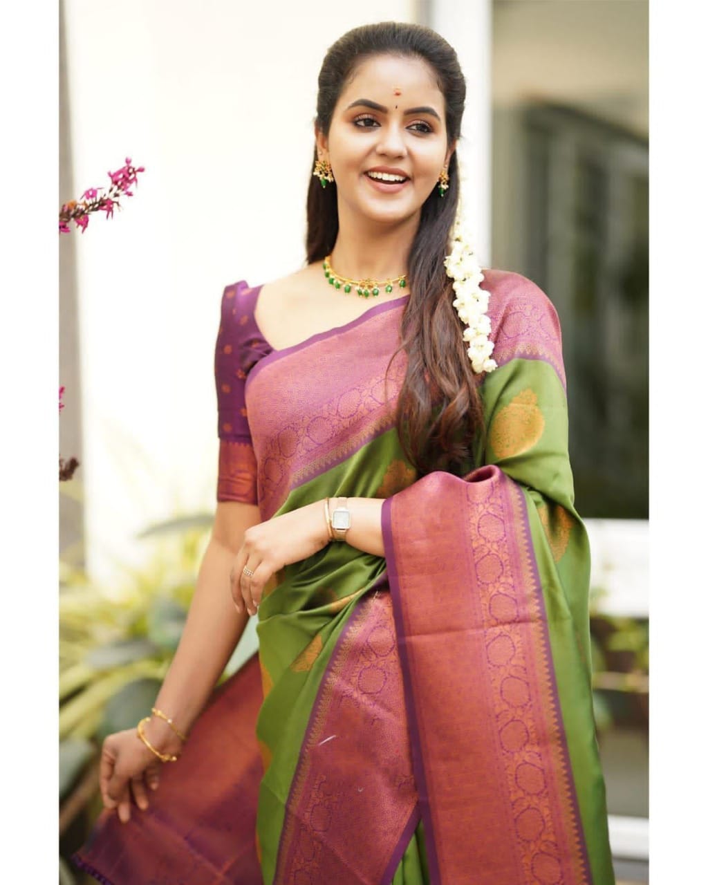 Women’s Premium Woven Soft Lichi Silk Ethnic Wear Saree