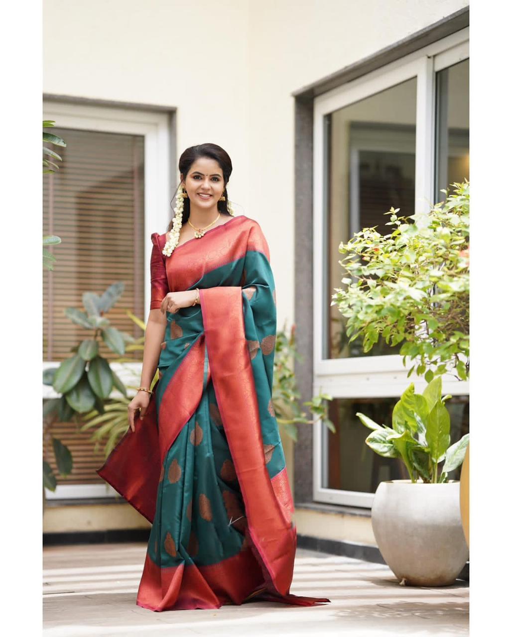 Trendy Women’s Rich Contrast Pallu Traditional Lichi Silk Saree
