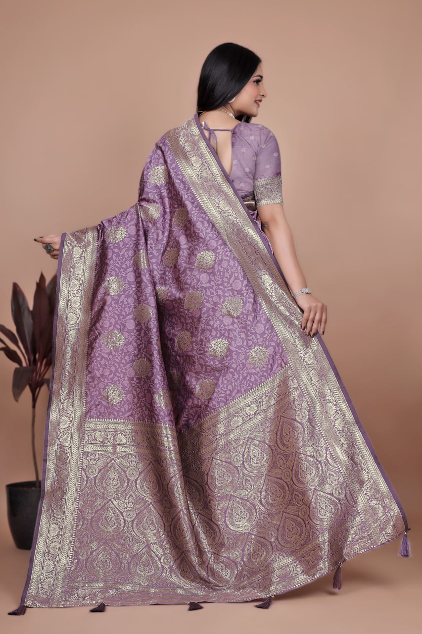💜Lavender Banarasi Silk Saree with Gold Zari Butti and Majestic Pallu 💜✨