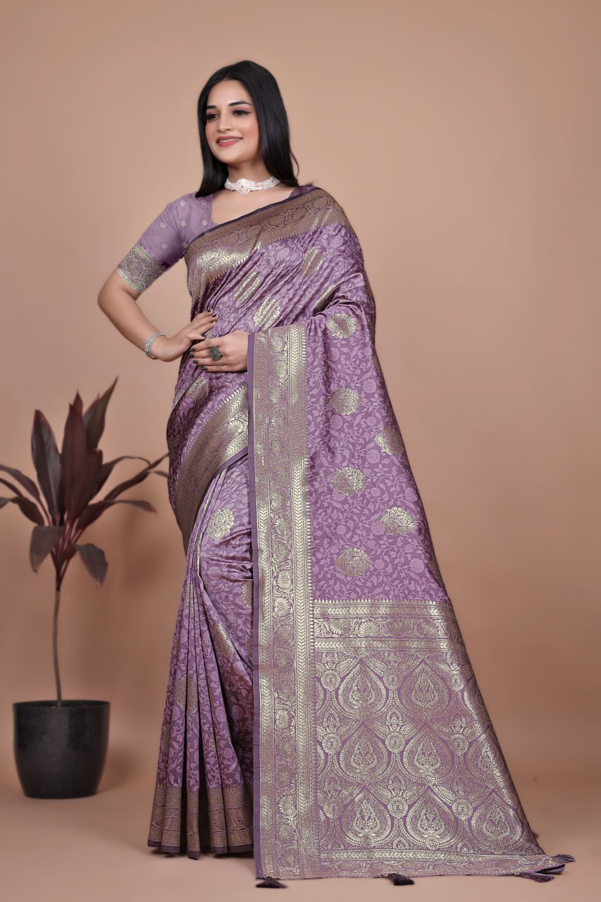 💜Lavender Banarasi Silk Saree with Gold Zari Butti and Majestic Pallu 💜✨