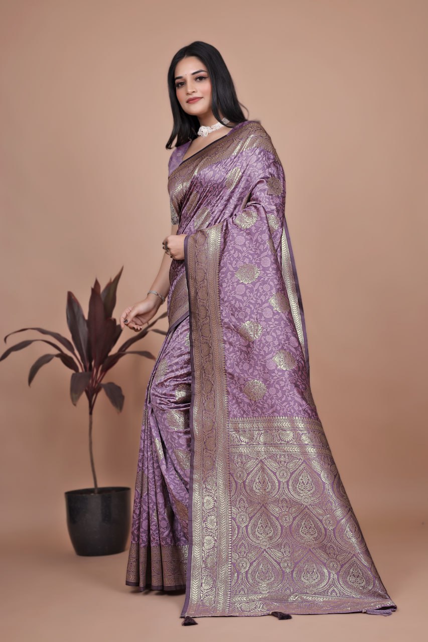 💜Lavender Banarasi Silk Saree with Gold Zari Butti and Majestic Pallu 💜✨