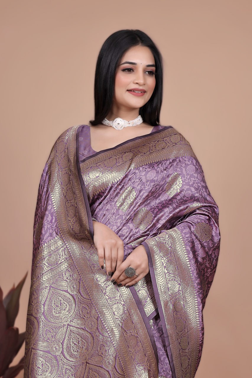 💜Lavender Banarasi Silk Saree with Gold Zari Butti and Majestic Pallu 💜✨